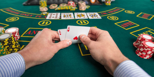Kompletny przewodnik po grze w turnieje pokera online